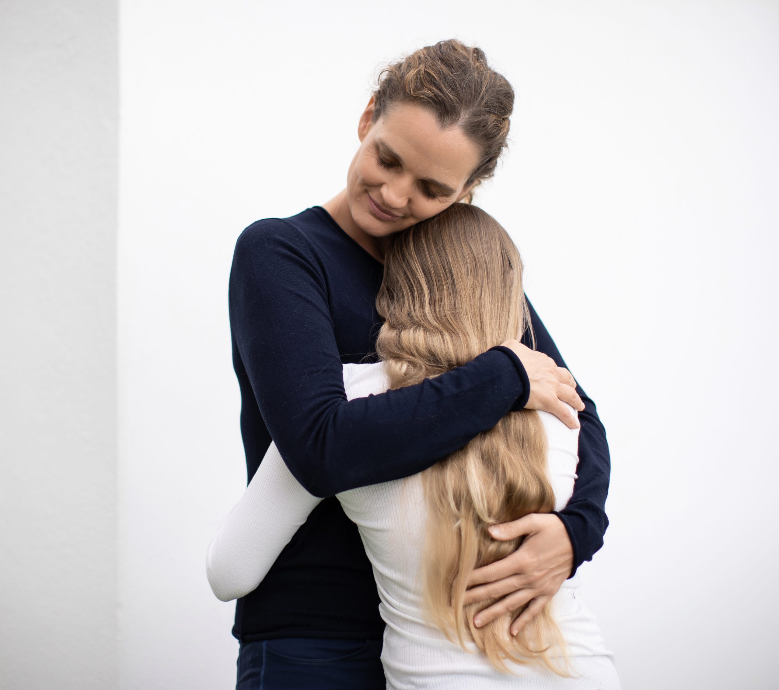 Nicola umarmt Mädchen